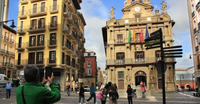From San Sebastian: Pamplona City Tour - Knowledgeable Local Guide