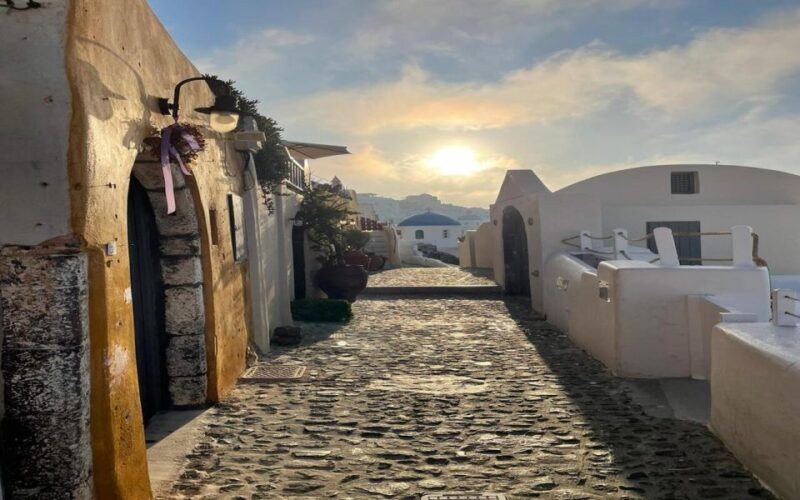 From Santorini: Guided Oia Morning Tour With Breakfast - Itinerary