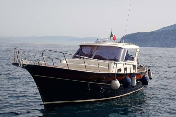 From Sorrento: Full-day Boat Trip to Positano and Amalfi - Boat Capacity and Comfort