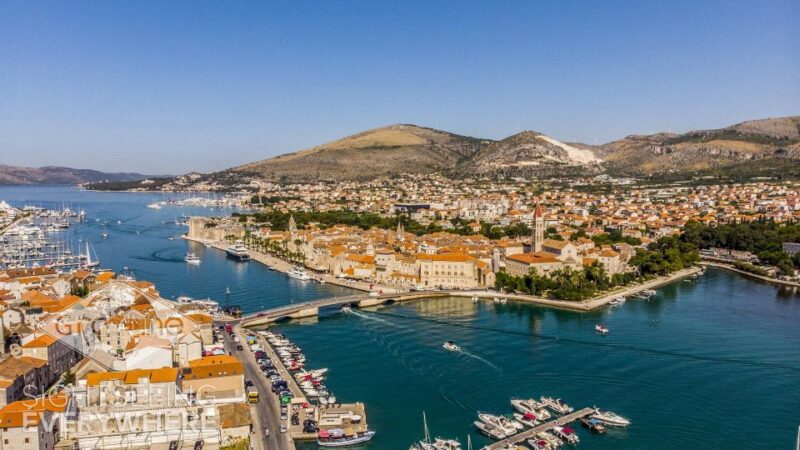 From Split: Boat Tour to Blue Lagoon, Shipwreck & Trogir - Boat and Amenities