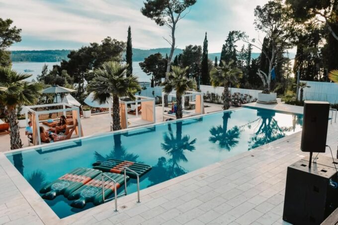 From Split: Brač Island Beach Bar and Pool Party - What to Expect