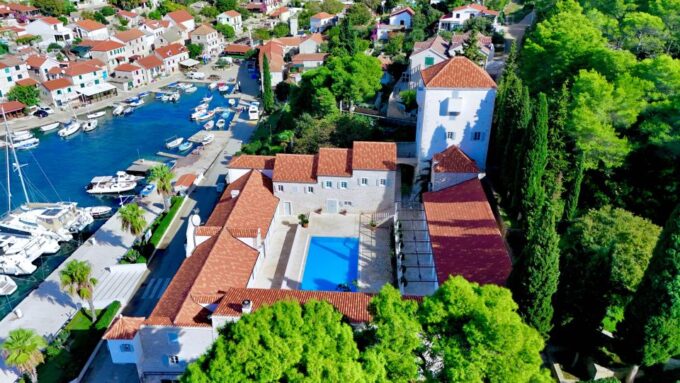 From Split: Private Hvar and Pakleni Island Cruise and Tour - Included Services