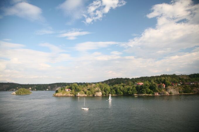 From Stockholm: Overnight Cruise to Tallinn With Breakfast - Onboard Entertainment Options