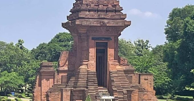 From Surabaya Port: Archeological Trowulan Cruise Tour - Break for Lunch and Ampel Visit