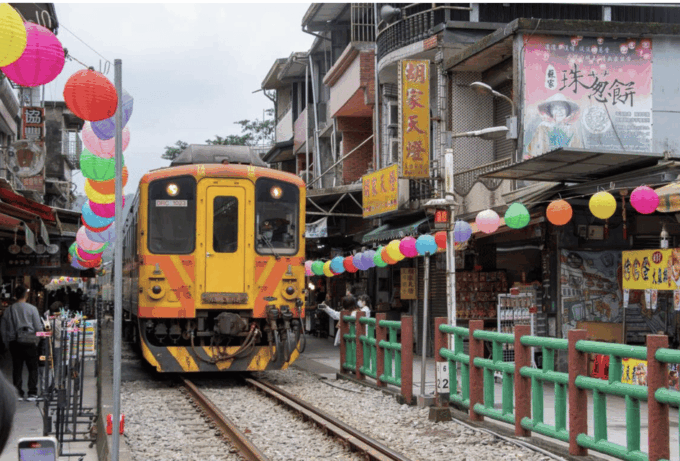 From Taipei: Shifen, Jiufen, and Yehliu Geopark Day Tour - Jiufen Old Street Stroll