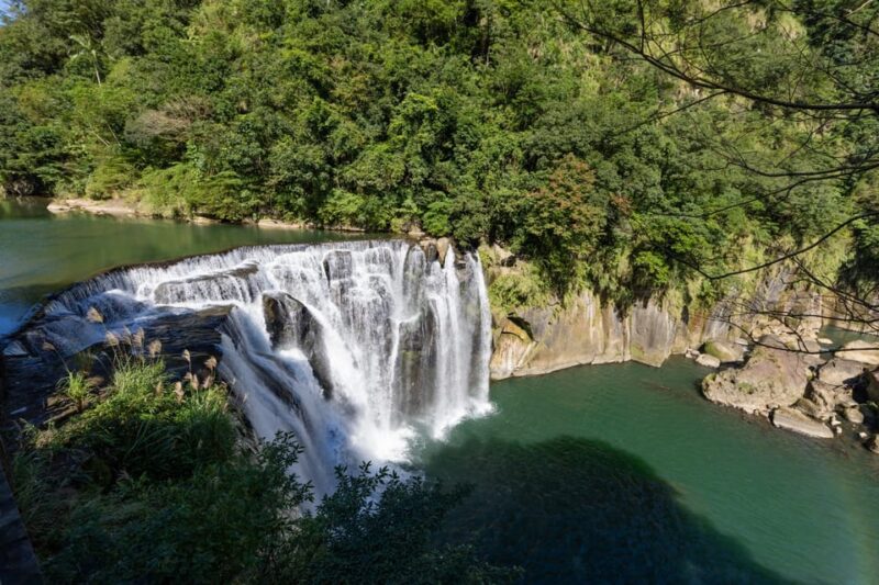 From Taipei: Shifen, Jiufen, and Yehliu Guided Day Trip - Yehliu Geopark Guided Tour