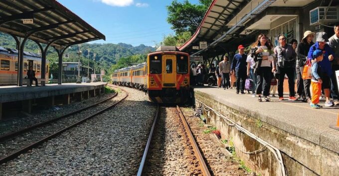 From Taipei: Yehliu, Jiufen, and Pingxi Day Tour - Tour Guide and Group Options