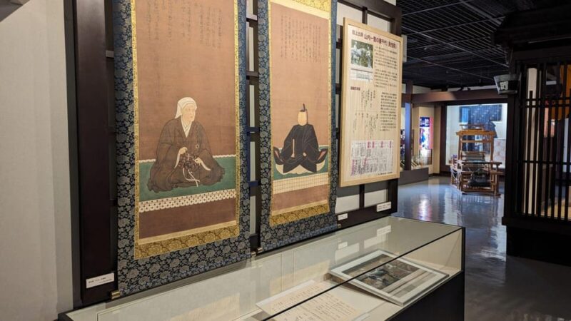 From Takayama: Gujo Hachiman -History, Traditions and Crafts - Gujo Hachiman Castle Town Plaza