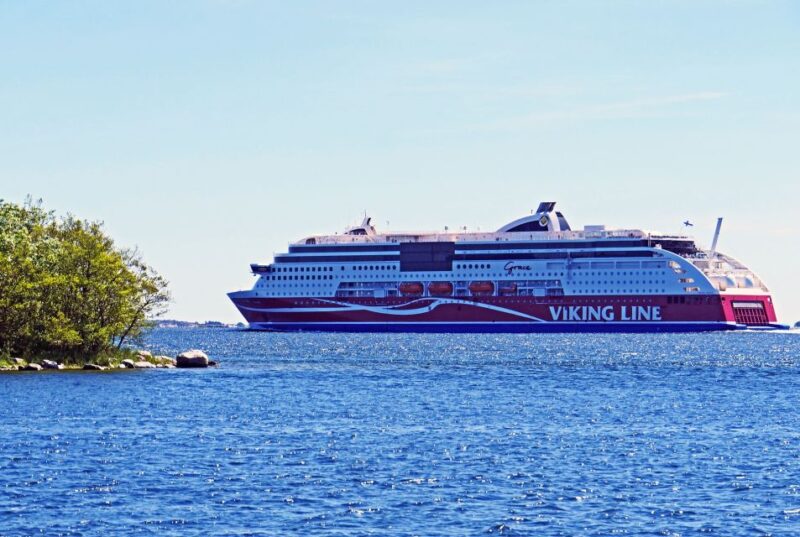 From Tallinn: Ferry to Helsinki & Guided Tour With Transfers - Explore Helsinkis Landmarks