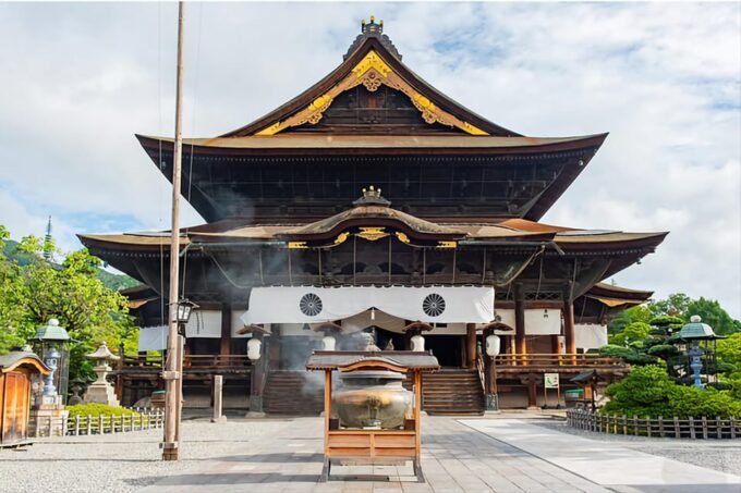 From Tokyo: Nagano, Zenkoji Temple, Snow Monkeys Day Trip - Obuse and Sumida Hokusai Museum