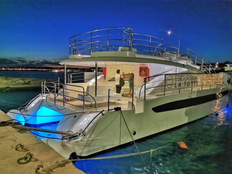 From Torre Vado: Catamaran Excursion To the Heel of Italy - Onboard Amenities and Experience