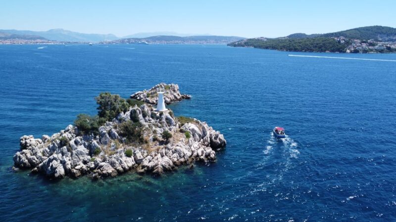 From Trogir: Guided Panoramic Boat Tour With Drinks - Onboard Experience