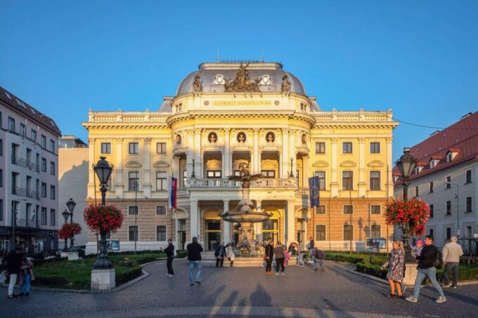 From Vienna: Bratislava City Highlights Day Trip - Explore Bratislava Castle