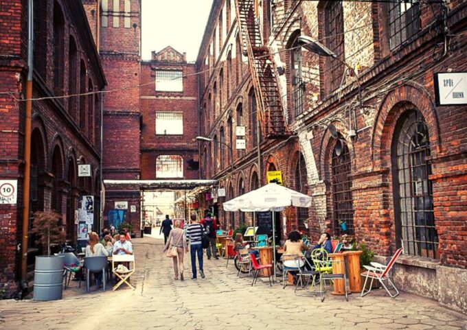 From Warsaw: Small-Group Tour to Lodz With Lunch - Duration and Group Size