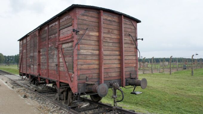 From Wrocław: Full-Day Auschwitz-Birkenau Guided Tour - Tour Duration and Group Size