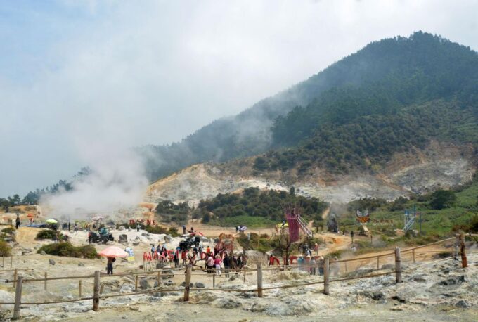 From Yogyakarta: Dieng, Dawns Embrace & Cultural Treasures - Visiting Telaga Warna Lake