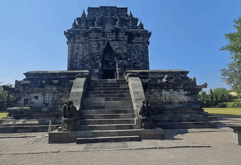 From Yogyakarta:Borobudur Climb With Ticket & Mendut Temple - Recommended Attire and Restrictions