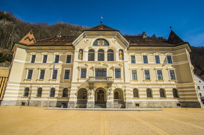 From Zurich: Private 4 Countries in 1 Full-Day Tour - Admire Lindaus Picturesque Harbor