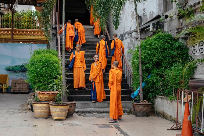 Full Day Bangkok PRIVATE City Tour With Locals - Wat Trimit & Wat Pho Tickets - Pricing and Bookings
