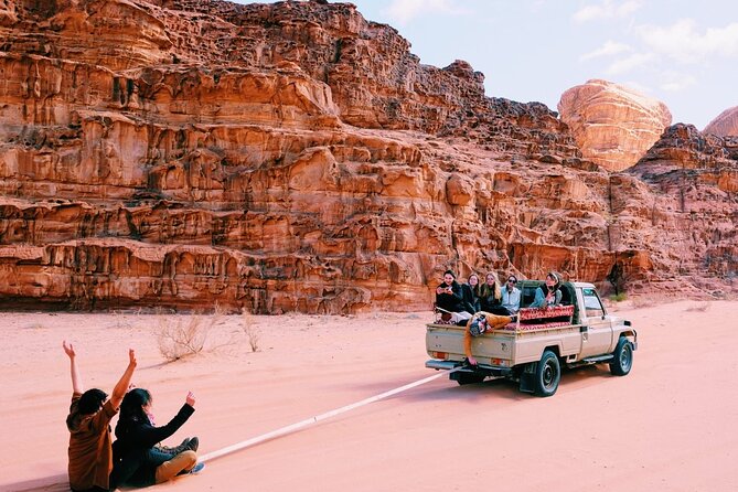Full Day Jeep Tour in Wadi Rum (Incl. Bedouin Picnic Lunch) - Hiking Khazali Canyon