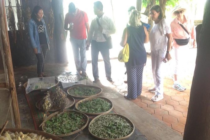 Full-Day Phnom Penh City & Silk Island With a Local Tuk Tuk Tours - Exploring the Royal Palace