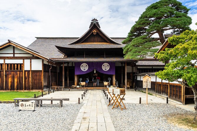Full Day Private Tour in Takayama and Shirakawago - Professional Local Guide