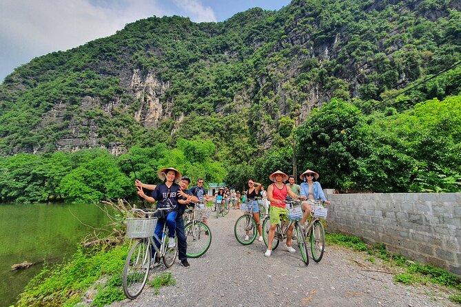 Full-Day Tour Hoa Lu, Tam Coc Boat Trip and Mua Cave - Mua Cave Climb
