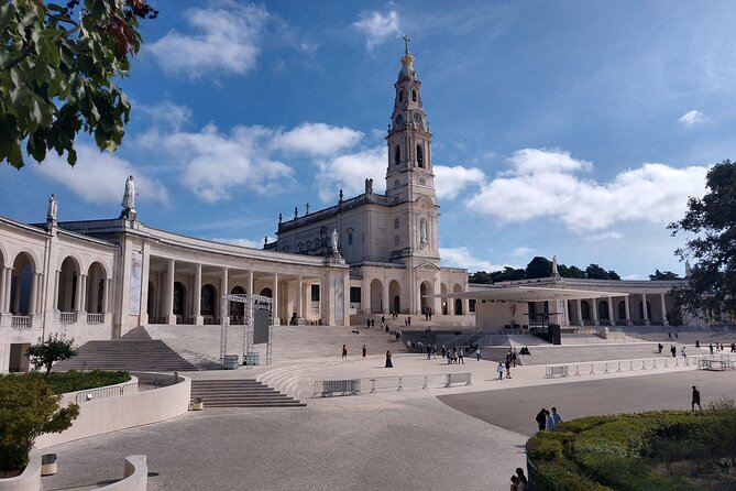 Full Day Tour in Fatima Nazaré and Obidos - Key Points