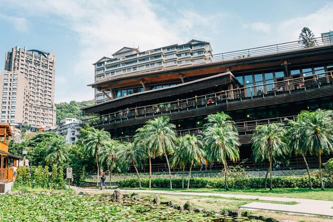 Full Day Tour in National Palace Museum, Beitou and Dadaocheng - Tour Inclusions and Accessibility