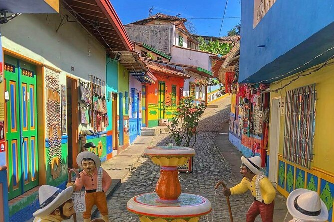 Full-Day Tour to Guatapé Piedra Del Peñol From Medellin - Exploring the Guatape Reservoir