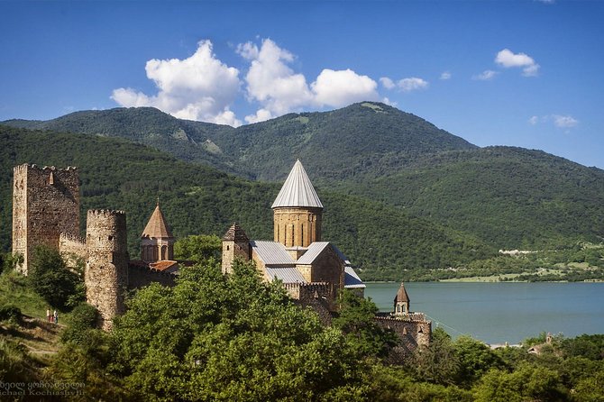 Full-Day Tour to Kazbegi With Khinkali and Wine Included - Exploring Kazbegi