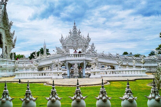 Full Day Tour White Temple Black House and Blue Temple With Lunch - Exploring the White Temple