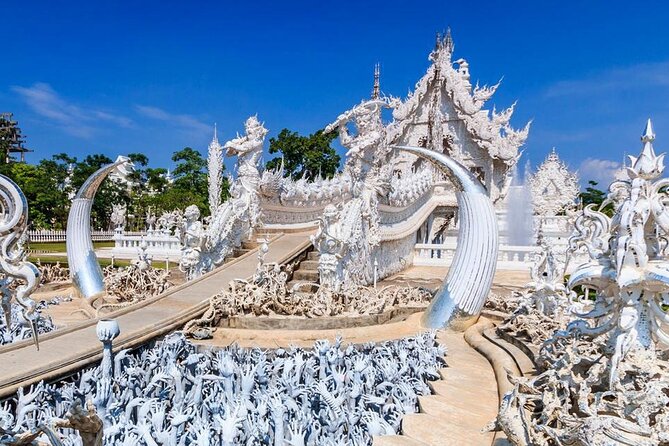 Full Day Tour White Temple Black House and Blue Temple With Lunch - Discovering the Black House