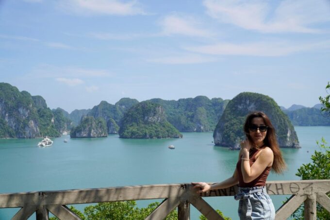 Full Day Trip to Ha Long Bay With Transfer and Buftet Lunch - Cruise Through Ha Long Bay