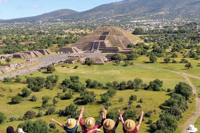 Full Visit to Pyramids in Spanish and English - Tour Guide and Live Commentary