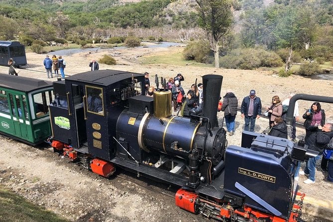 Fullushuaia: Tierra Del Fuego+Train+ Beagle Chanel + Fagnano Lake - Interacting With Siberian Huskies