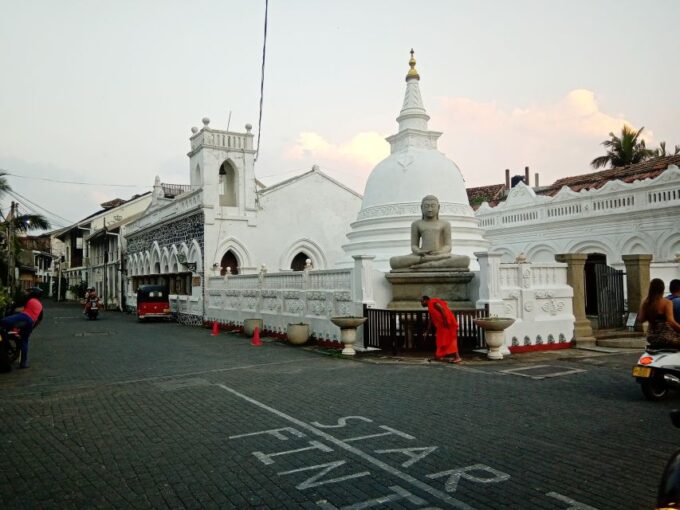 Galle Fort Unesco WH Day Tour From Colombo in a Private Car - Colonial Architecture and Modern Life