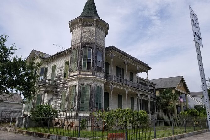 Galveston Gilded Age Architecture Tour - Riding in Style: The Replica Model T Electric Cart