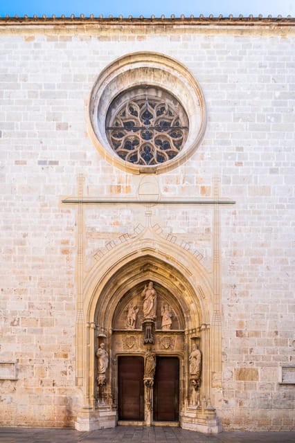Gandía: Entrance to the Insigne Collegiate Church of Gandía - Visitor Guidelines and Restrictions