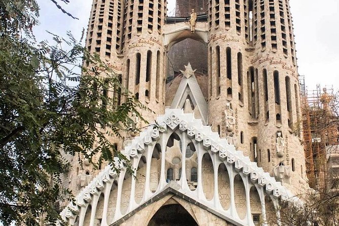 Gaudí Essential : Sagrada Familia Guided Tour - Inclusions and Exclusions
