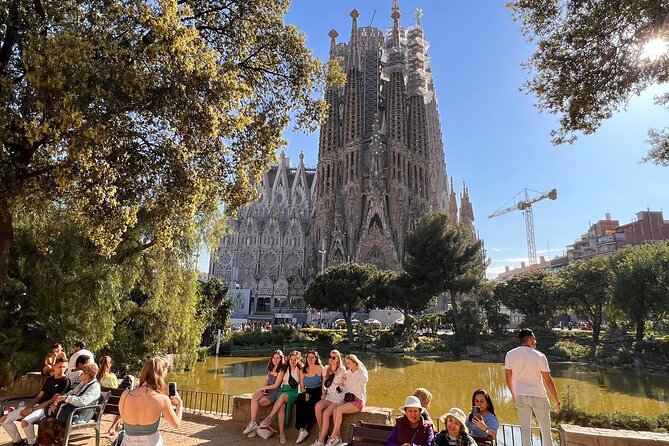 Gaudí & Sagrada Familia Tour - Exploring Gaudis Masterpiece