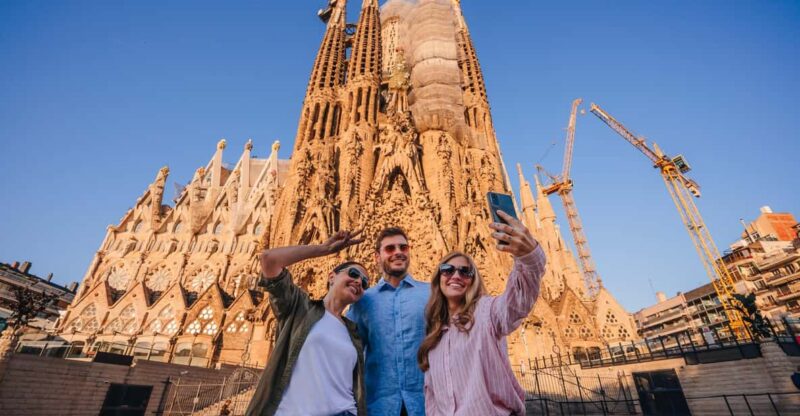 Gaudí's Artworks: Pedrera & Sagrada Família Exclusive Tour - Breakfast at Casa Milà