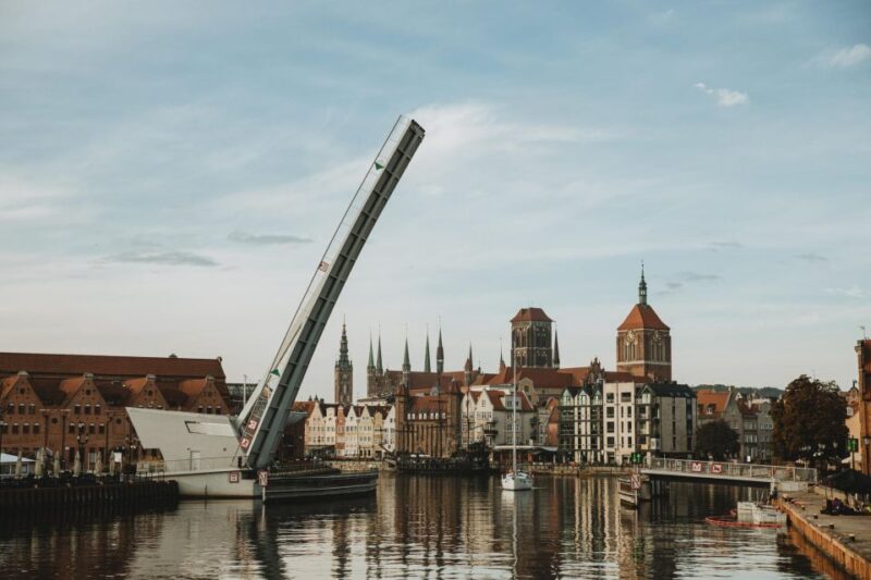 Gdansk: Express Walk With a Local in 60 Minutes - Tour Accessibility
