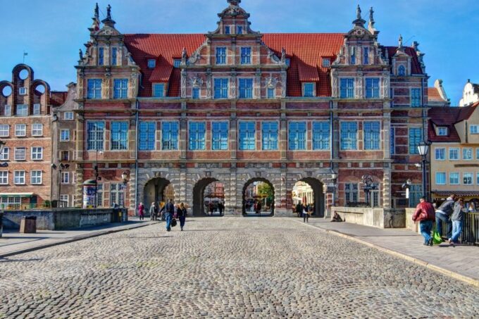 Gdańsk: First Discovery Walk and Reading Walking Tour - Cancellation and Refund Policy