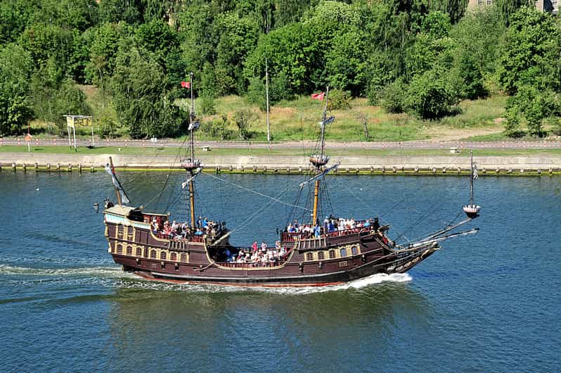 Gdansk: Guided Round-Trip Cruise to Westerplatte - Exploring Gdansks Waterways