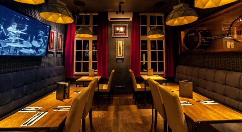 Gdansk: Legendary Burger and Zywiec Beer at Hard Rock Cafe - Pricing and Reservation
