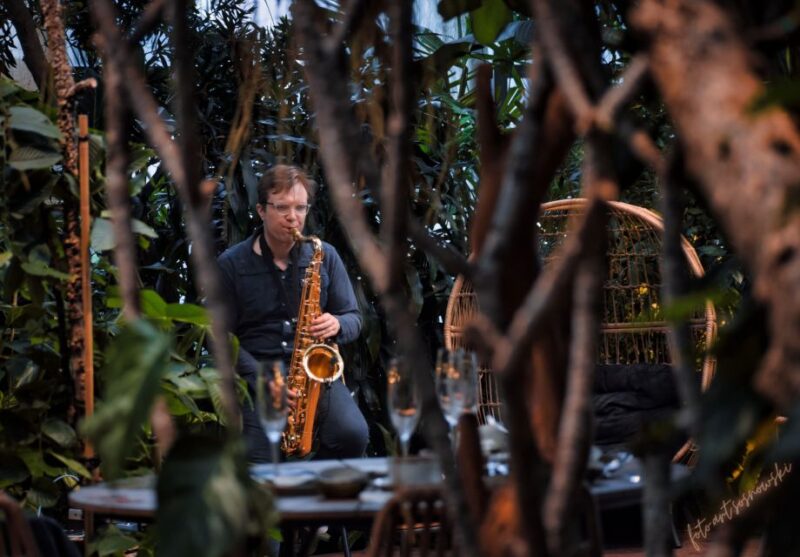 Gdańsk: Live Romantic Music and Oriental Food in the Tropics - Key Points