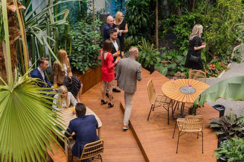 Gdańsk: Live Romantic Music and Oriental Food in the Tropics - Food and Beverage Offerings