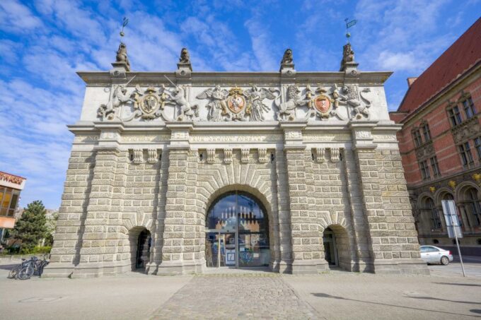 Gdansk Old Town 2-Hour Walking Tour - Architecture and Attractions