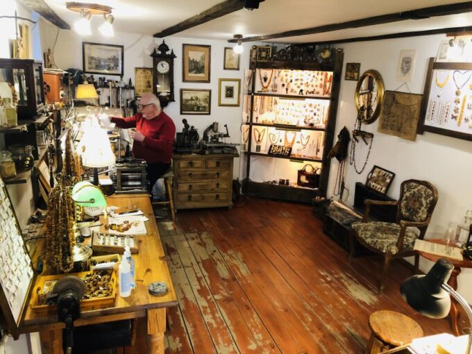 Gdansk: Private 1-Hour Amber Workshop - Booking and Cancellation Policy